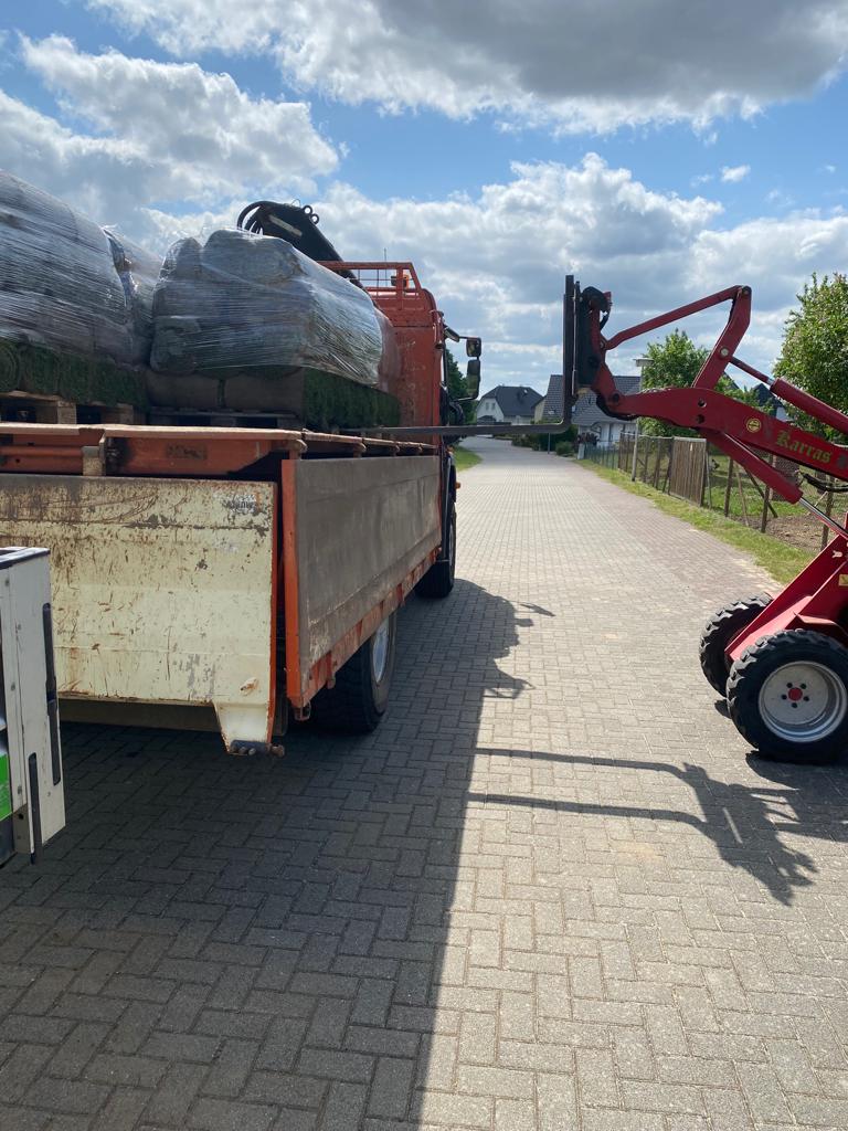 Karras-Bau LKW mit Rollrasen-Lieferung