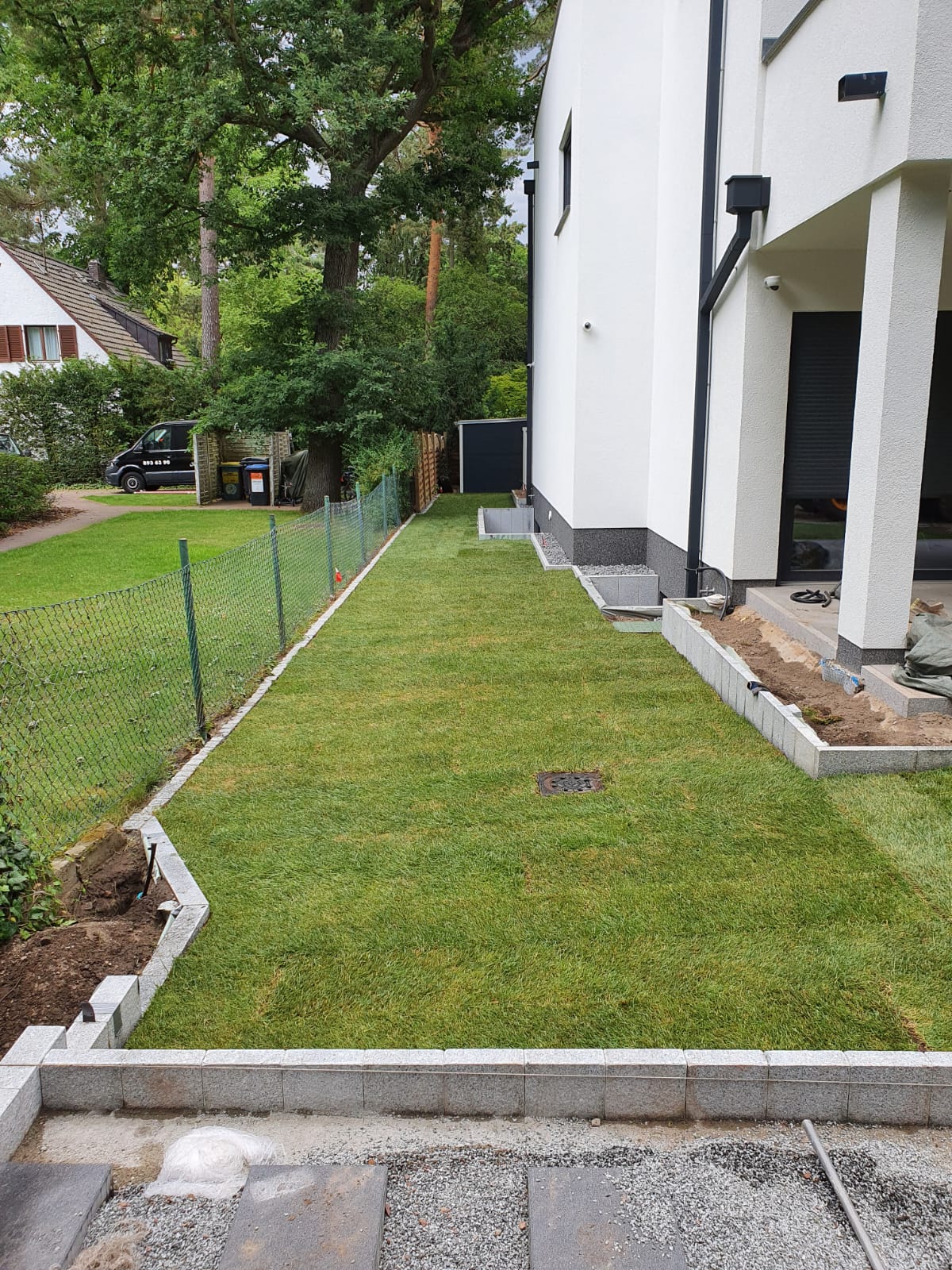 Neu angelegte Gartenfläche mit Rollrasen