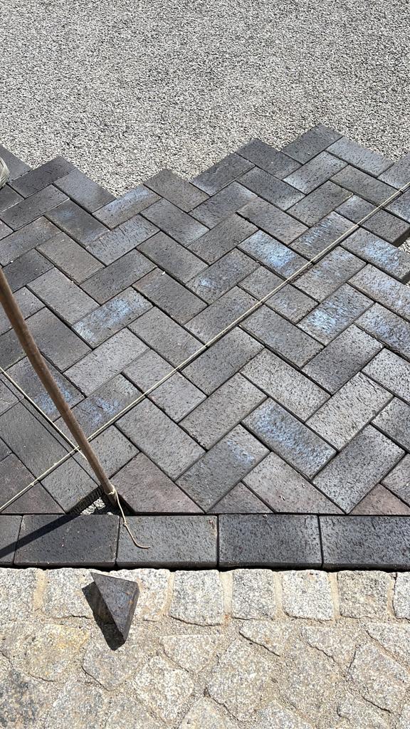 Pflasterarbeiten im Fischgrätmuster